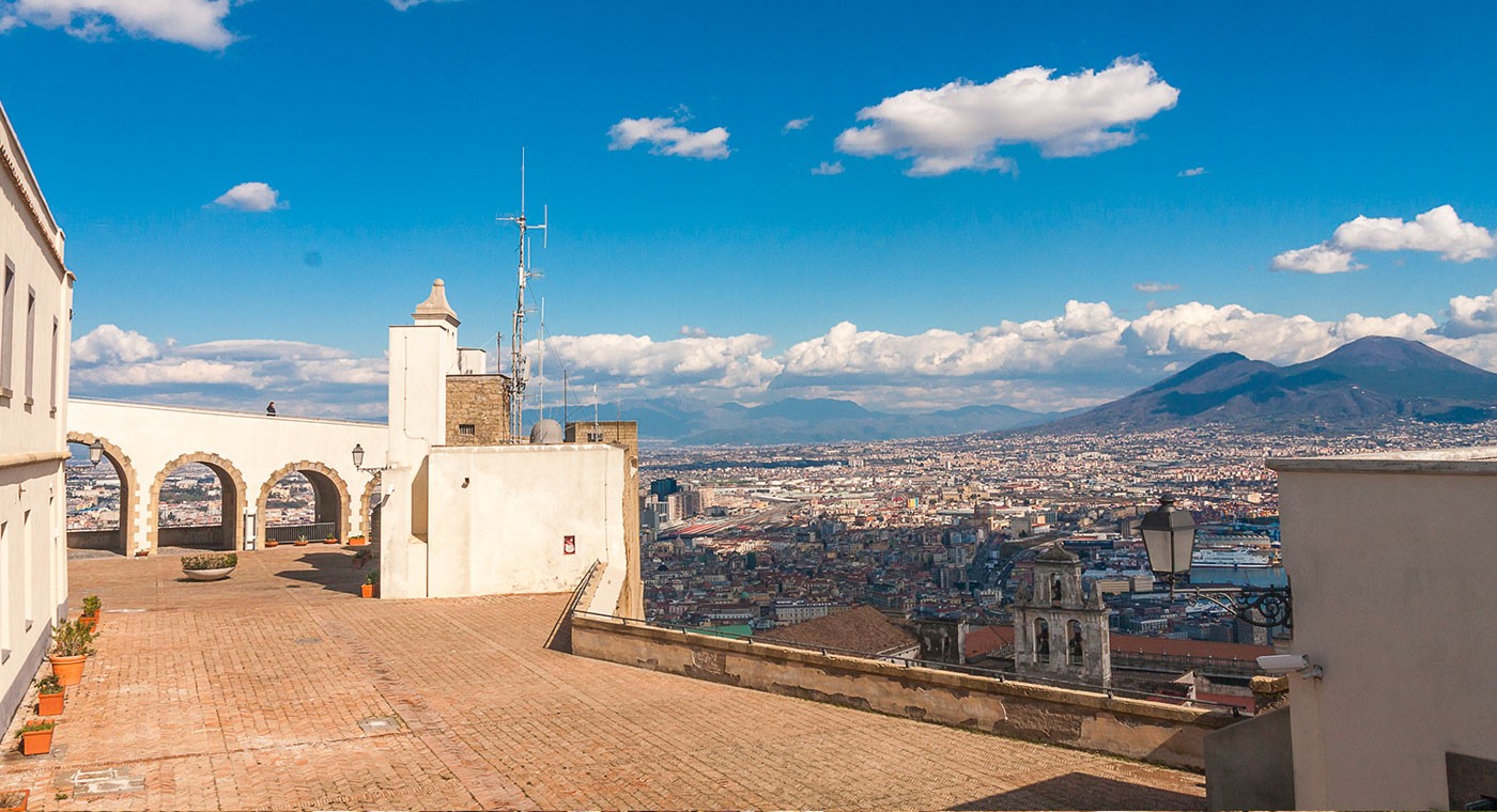 Napoli dall'Alto: Perché Scegliere uno Slow Tour tra la Certosa di San Martino e Castel Sant'Elmo